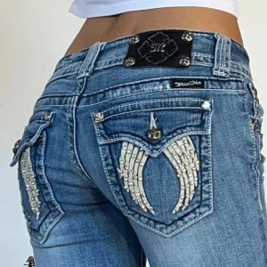 Miss me jeans SÅLDDD s - !!VARAN ÄR SÅLD!! Ska markera som såld imr!!  Mina favorit jeans💕Snygga blå jeans från Miss Me med unika vingdetaljer i silver på bakfickorna. De har en bootcut-stil och är lågmidjade☺️ Midja: 77cm & innerben 85cm🩷 stretchiga! PRIS GÅR ATT DISKUTERA☺️ Dessa jeans går inte att få tag på längre därav de höga priset!
