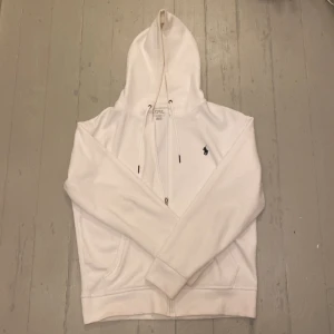 Polo Ralph Lauren zip hoodie - Tjena! Nu säljer jag denna feta zip hoodien från Polo. Har använts 1 gång men inga skador. Nypris 2200 kr. Storlek S men sitter mer som M. Pris går alltid att diskutera! Kontakta vid någon fundering! 😁