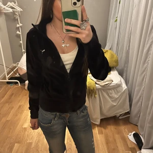 Svart fleece zipup från Puma - Säljer en svart vintage zip up från Puma i mycket bra skick. Den har en dragkedja framtill och en liten Puma-logga på bröstet. Perfekt för höst och vår när det är lite kyligt ute. Jackan är långärmad och supermjuk!