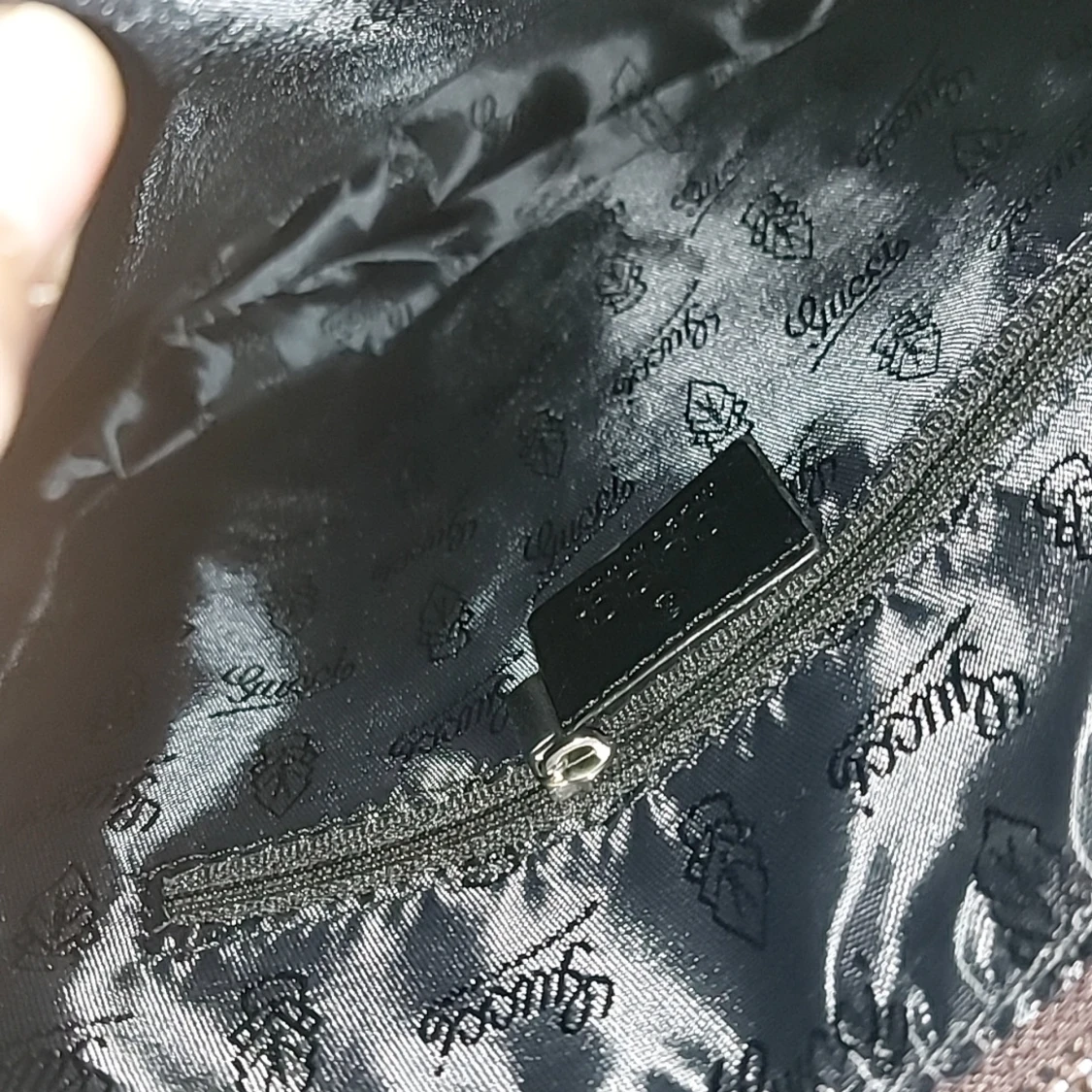 Axelväska med mönster och broderad detalj - 90