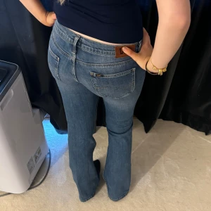 Lågmidjade jeans - Lågmidjade jeans från Lee, fint skick! Strl 36 och personen på bilden är 170 cm.