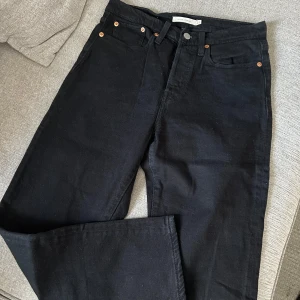 Svarta jeansbyxor - Säljer ett par klassiska svarta jeansbyxor i mycket bra skick. De har en högmidjad passform och raka ben, vilket ger en tidlös look. Perfekta för både vardag och fest! 🖤