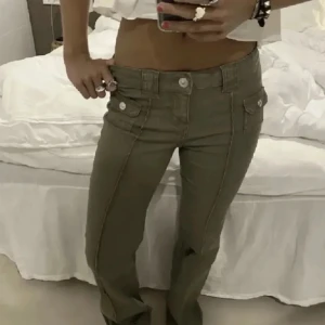 Gröna hm jeans  - Säljer minna gröna hm jeans på grund att att de inte används. Dom är i ett väldigt bra skick. Pris kan diskuteras💗