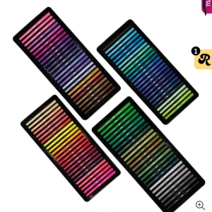 Sense Duotip Markers 100 färger - Säljer ett set med 100 färgglada Duotip-markers från Sense. Perfekt för alla som älskar att rita och färglägga! Pennorna har två spetsar, en fin och en bred, vilket gör dem mångsidiga för olika projekt. De kommer i en praktisk förvaringslåda med handtag, så du enkelt kan ta med dem överallt. Perfekt för både nybörjare och proffs!  Dem är använda men ändå som helt nya 
