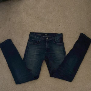 Replay hyperflex - Säljer ett par mörkblå Replay Hyperflex jeans i mycket bra skick. De är slim fit, säljer pga de är för små. Nypris 1800kr. Hör av er vid minsta lilla!