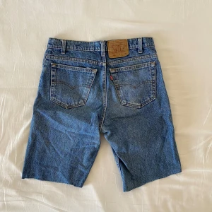 Jeansshorts shorts jorts vintage  - Passar både killar o tjejer. Mått: midja 42x2 cm, innerbenslängd 28-30 cm, total längd fram 54-57 cm 