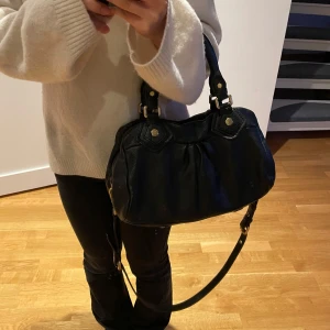 Marc jacobs väska - Säljer nu min superfina marc jacobsväska i den lilla storleken, har tappat bort det hängande märket 💗har mindre slitage, se sista bilden
