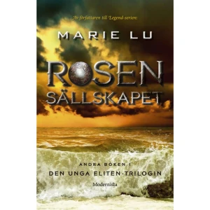 Rosensällskapet (inbunden) - Andra boken i Den unga eliten-serien»En av årets mest efterlängtade böcker för min del och jag blev absolut inte besviken. Otroligt spännande!« BOKTYCKE»Marie Lus Adelina är en antihjältinna som drivs av ett nästan obönhörligt mörker. Det är originellt och uppfriskande.« KIRKUS REVIEWSAdelina Amouteru har fått sitt hjärta djupt sargat av såväl familj som vänner. Något som fått henne att ge sig in på hämndens bittra väg.Hon är nu känd som Vita Vargen, och hon och hennes syster flyr från Kenettra för att leta upp andra ur Den unga eliten, med förhoppningen att kunna bygga upp en egen armé av allierade. Hennes mål: att slå ner Inkvisationsmakterna, de soldater i vita uniformer som försökte döda henne och nästan lyckades.Men Adelina är ingen hjälte. Hennes krafter, närda av rädsla, har börjat växa bortom hennes kontroll. Och hon litar inte på sina nyvunna Eliten-vänner. Teren Santoro, Inkvisationens ledare, vill se henne död. Och hennes tidigare vänner, Raffaele och Dolksällskapet, vill nu sätta stopp för hennes hämndlystnad. Adelina kämpar för att försöka klamra sig fast vid det goda inom sig. Men hur ska en människa kunna vara god, när hela hennes existens är så beroende av mörka krafter?MARIE LU [f. 1984] är en amerikansk författare vars böcker sålt i över 4 miljoner exemplar. Hon fick sitt stora internationella genombrott med den dystopiska Legend-trilogin, som såldes till 26 länder och följdes av den lika uppskattade serien Den unga eliten. Wildcard - den avslutande, andra boken om Warcross-imperiet gick rakt in på New York Times bestsellerlista. Rosensällskapet är den andra delen av Marie Lus hyllade Den unga eliten-serie. »Det är mörkt, dystert och så himla bra.« | BOKPARADISET »En riktigt spännande roman, med spektakulära actionscener och flera oväntade vändningar. Bokens avslut är kraftfullt och den laddade atmosfären som Lu stämningsfullt byggt upp håller sig kvar långt efter att sista sidan är läst. Allt som allt är det en fantastisk roman som borde läsas av alla fantasyälskare.« | I HEART FANTASY »Världsbygget är sagolikt, persongalleriet är fängslande och själva storyn känns just nu väldigt oförutsägbar.« | BOKHUSET    Format Inbunden   Omfång 319 sidor   Språk Svenska   Förlag Modernista   Utgivningsdatum 2016-04-01   Medverkande Katarina Falk   Medverkande Lars Sundh   ISBN 9789176458525  