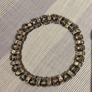  Armband i silver  - Säljer ett snyggt vintage armband. Ett elastiskt armband med silver- och mörka detaljer. Passar bra till både vardag och fest, perfekt för att ge din outfit det lilla extra! ✨