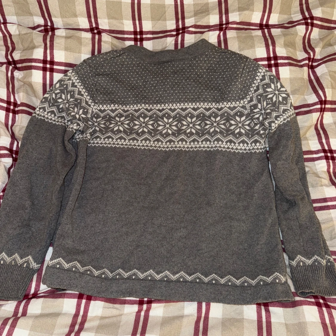 Grå stickad kofta med mönster - 90