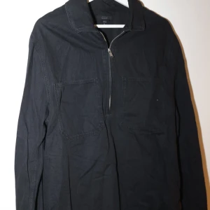 COS skjorta / tröja  - Snygg tröja / skjorta från COS i nåt slags jeansaktigt material. Snygg och stilren. 