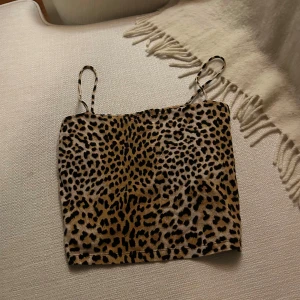 Leopardmönstrad linne  - Jättefin leopardmönstrad linne från Gina Tricot i storlek s.  tunna axelband💕