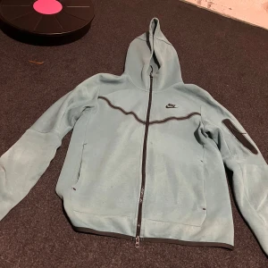 Nike tech fleece - Hej nu säljer jag min Nike tech fleece för att den inte passar. Det är inget fel på den förutom att dragkedjan kan åka upp ibland. Kontakta för mer frågor. Och den är turkos aktig färg//mvh Alvin 
