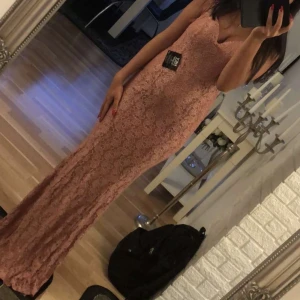 Rosa spetsklänning - Säljer en superfin rosa långklänning i spets. Den har en elegant öppen rygg och är ärmlös, pris går att diskutera