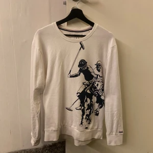 Vit tröja från U.S. Polo Assn. - Hej, jag säljer en stilren vit tröja från Polo. Tröjan är väldigt bekväm och i toppskick. Den har en fantastiska design och ingår i ett väldigt populärt märke nuförtiden. Perfekt för alla tillfällen! Pris kan självklart diskuteras, buda gärna! 