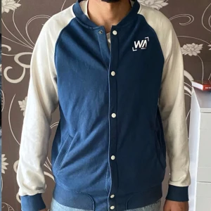 Kofta från Warp - Säljer en snygg blå och vit kofta från Warp i storlek 158/164. Den är perfekt för höst. Har använts 1-2 gånger.