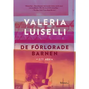Ett New York-par med sina två barn reser med bil i USA, på väg mot Arizona för att besöka de Apacheområden som Geronimo en gång styrde. I bilen leker den femåriga dottern och tioåriga sonen lekar och sjunger sånger, men utifrån samtalen i framsätet börjar de inse att deras föräldrar håller på att separera. Samtidigt rapporterar radion om tusentals barn som försöker korsa gränsen till USA från Mexiko men som omhändertas och isoleras i fängelseliknande förhållanden, eller försvinner och dör i öknen. Barnen försvinner, såväl historiskt i folkmordet på ursprungsamerikaner och i den ström av flyktingar som offrar allt för att ta sig från Centralamerika till USA, som i den privata sfären och familjen. Romanen är ett pussel av dessa glömda barn och historier som frågar sig hur vi bevarar våra minnen, såväl personliga som politiska, samtidigt som den iakttar ett djupt splittrat samhälle. Luiselli visar återigen sin förmåga att fläta samman det politiska, det historiska och det privata till en berättelse om vår tids stora frågor.Valeria Luisellis Bookernominerade De förlorade barnen - ett arkiv är en språkligt virtuos vacker skildring av barnets tankar, omvårdnaden av dem och deras utsatthet, fylld av en rasande politisk vrede mot de deportationer och familjeseparationer som varit rådande under såväl Obama som Trump. Ett litterärt mirakel. - Aftonbladet  'De förlorade barnen - ett arkiv' är inte mindre än ett storverk. Valeris Luiselli har i denna roman lyckats skildra olika slags förluster och drömmar, utan att spekulativt jämföra eller blanda ihop dem. Hon har funnit allvaret i de litterära lekarna för att gestalta en av vår tids katastrofer.- Sydsvenskan Luiselli lyckas i denna bok förena en självbiografiskt färgad skilsmässoroman med ett essäistiskt reportage om en brutal koloniserings- och invandringspolitik: den lilla världen speglar sig i den stora och den stora tränger in i och splittrar den lilla. Inte för ett ögonblick känns detta konstruerat, utan bara självklart och oändligt vemodigt. Till sist återstår bara det hopp som ryms i barnens fantasier och en låda med blekta polaroidfotonfoton, en påminnelse om att barn alltför ofta glöms bort i de vuxnas värld.- Dagens Nyheter En ambitiös, snillrik och mångbottnad roman som Luiselli mästerligt skriver, ordnar och komponerar.- Svenska Dagbladet    Format Inbunden   Omfång 449 sidor   Språk Svenska   Förlag Rámus Förlag   Utgivningsdatum 2020-05-07   Medverkande Niclas Nilsson   Medverkande Thomas Alm   ISBN 9789189105027  
