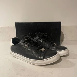 Philip Plein skor - PP skor, mycket liv kvar i dem. Ett ”P” har lossnat på ena skon. Detta är utan tvekan de skönaste skorna jag ägt. Köpt nya från deras hemsidan för ca 8000kr