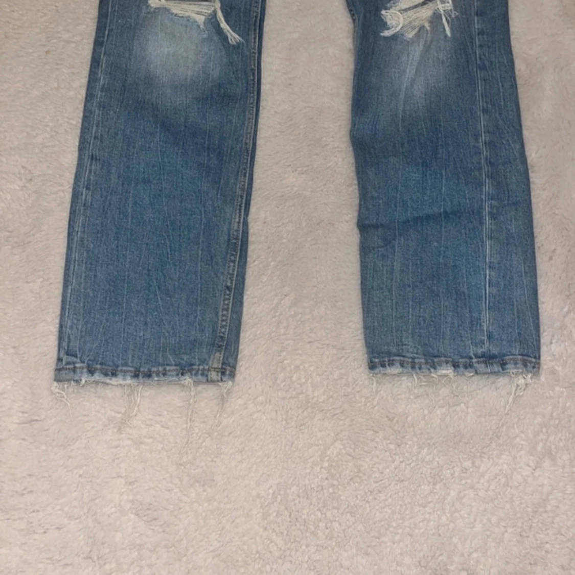 Blå jeans med slitningar - 91