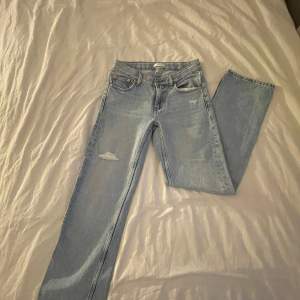 Säljer ett par ljusblå jeans i bra skick. Knappt använda. Vet tyvärr inte riktigt storlek men kan tänka mig xs-xxs. Jeansen är medel hög midja.