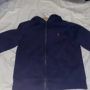 Säljer en snygg mörkblå hoodie från Polo Ralph Lauren i storlek 160 helt okej skick. Pris kan diskuteras 