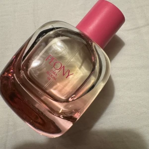 Peony Zara Bloom 04 Parfym - Säljer en superfin parfym från Zara, Peony Bloom 04. Perfekt för dig som älskar blommiga dofter!🌸Passa på att köpa denna härliga doft! Helt oanvänd!💕