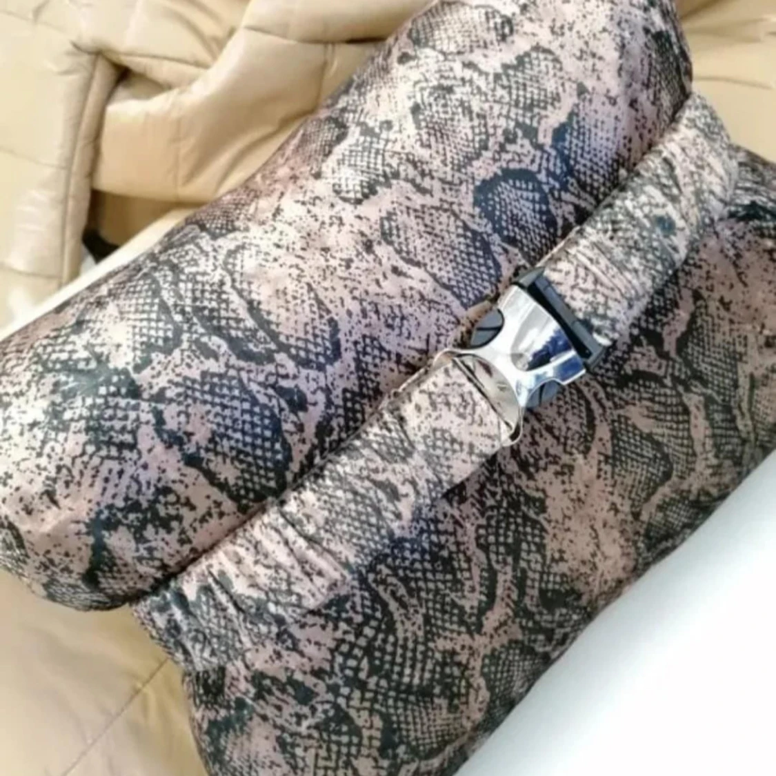 Beige pufferjacka med ormmönster - 91