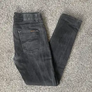 Säljer ett par svarta jeans från Nudie Jeans Co i storlek 30/32. De har en klassisk femficksdesign och är i mycket bra skick. Perfekta för både vardag och fest! 🖤modell lean Dean!