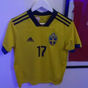 Säljer en gul svensk landslagströja från Adidas med elanga på ryggen. Köpt på unisport