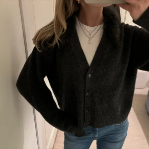 Kofta i ull med päls - Så fin kofta från uniqlo i ullblandning med en pälskrage i rävpäls som jag sytt på själv💕