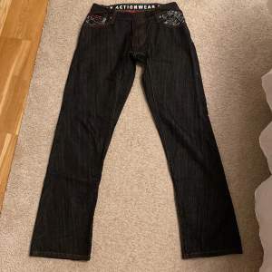 Säljer ett par svarta jeans från WAX i storlek 32 som det iallafall står på lappen men skulle säga att de är en M/L, dom är väldigt långa även på mig som är 174. De har coola vita detaljer på baksidan och ett unikt tryck på fickorna.  Byxorna är i bra skick och redo för nya äventyr!