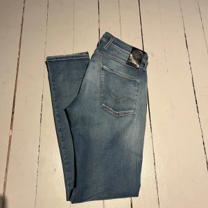 Replay Anbass Jeans - Ett par sköna replay anbass i väldigt bra skick Storlek: 31/32 Skick:8/10 Pris: 399kr har du någon fundering skriv direkt! Pris ej hugget i sten.