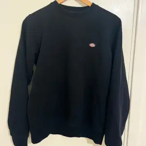 Säljer en svart sweatshirt från Dickies i storlek XS. Tröjan är i bra skick och perfekt för både höst och vinter. Den har en klassisk design med rund hals och långa ärmar. Perfekt för en casual look eller lager-på-lager stil.