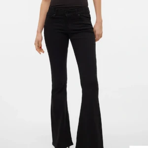 Svarta bootcut jeans - Snygga svarta bootcut jeans i nyskick från Vero Moda. Endast använda en gång, säljer pga att de ej passar mig. Köptes för 600kr, storlek XS/32 ( längd ) skriv för egna bilder 🩷