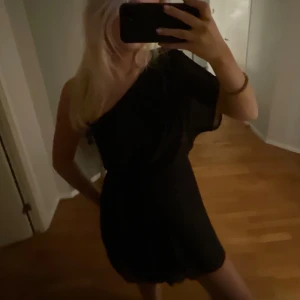 Svart oneshoulder klänning - Säljer en snygg svart oneshoulder klänning som är perfekt för festliga tillfällen eller middag💕Används året runt!