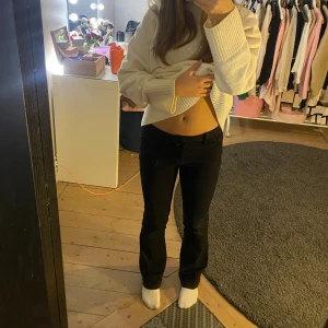 Svarta bootcut lågmidjade jeans  - Säljer ett par svarta byxor i bra skick har en lågmidjad    Passform❤️