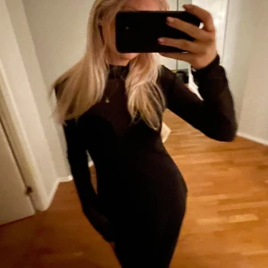 Svart klänning - Snygg svart klänning. Perfekt för en utekväll eller fest. Den har en tight passform som framhäver figuren och en stilren look.