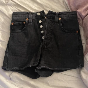 Svarta jeansshorts från Levi's - Nya levis jeans, endast legat i garderoben sen inköpet. 