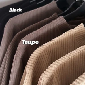 Khimar sett - taupe  - Snygg ribbad tröja i både svart och taupe. Perfekt för en stilren look, oavsett om du är på väg till skolan eller hänger med kompisar. Tröjan har en klassisk design med långa ärmar och en bekväm passform. Ett måste i garderoben för alla säsonger!