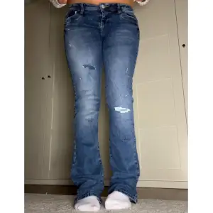 Säljer dessa supersnygga blå lowwaist jeansen från LTB i modellen Valerie. Helt nya med prislapparna kvar ! 💞💞 Storlek 29/34❣️ Slutsålda på About you hemsida & nypris ca 1000kr ❣️❣️