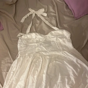 Vit klänning från Shein - Säljer en söt vit klänning från Shein i storlek XL. Den har knytband vid axlarna och en luftig passform, perfekt för sommardagar. Klänningen är tillverkad i ett lätt material som ger en skön känsla. Perfekt för en avslappnad dag eller en sommarfest! 🌼