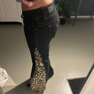 Jeans - Säljer dessa super coola jeansen.