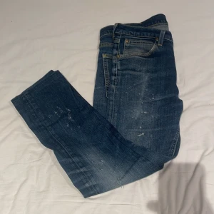 Blå jeans från Lee - Säljer ett par snygga blå jeans från Lee i bra skick. De har en klassisk femficksdesign och en bekväm passform. Perfekta för vardagsbruk och kan enkelt matchas med olika outfits. Det är också slitningar på jeansen. Passar både till skolan,fritiden och fest🍾. Storleken är 29/30