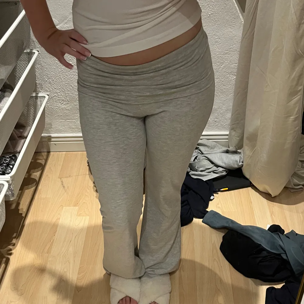 Superbekväma grå mjukisbyxor i loose fit. Perfekta för en chill dag hemma eller en snabb tur till affären. De är gjorda av mjukt material som känns skönt mot huden. Passar perfekt till en avslappnad stil Helt nya. Farkut & Housut.