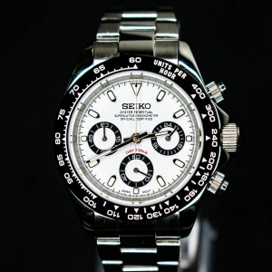 Seiko Mod Daytona  - Riktigt snygg Seiko daytona Mod med en stilren vit urtavla och svarta detaljer. Rörelsen är vk63 mechaquartz (japan). Besök gärna oss i Instagram:KeeWeemods