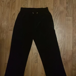Svarta byxor från Gina Tricot - Säljer ett par svarta byxor från Gina Tricot i storlek XS, då dem börjar bli lite för korta för mig. Jätte sköna annars! Pris kan diskuteras vid köp