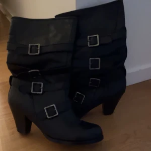 Cool boots! - Säljer mina svarta boots som är prefekt till lite mer uppklädda outfits, köpte dessa på Vinted för 150 kr!💕