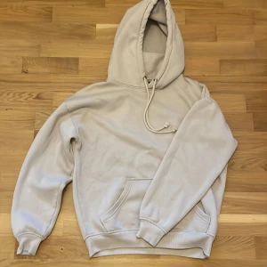 Beige hoodie  - Mega hoodie från Bikbok storlek XS, fint skick, säljes då den inte kommer till användning längre. Pris kan diskuteras