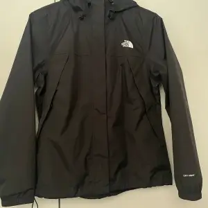 Helt ny The North Face skalljacka i storlek M. Passar S bra om man inte vill ha den tajt. Säljes pga köpte fel storlek:/ hoppas den kan komma till användning av nån annan:)