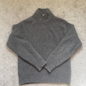 Uniqlo stickad half-zip - Säljer denna stickade uniqlo tröjan då den inte kommer till användning. Den är i mycket bra skick! Nypris: 500kr Mitt pris: 200kr